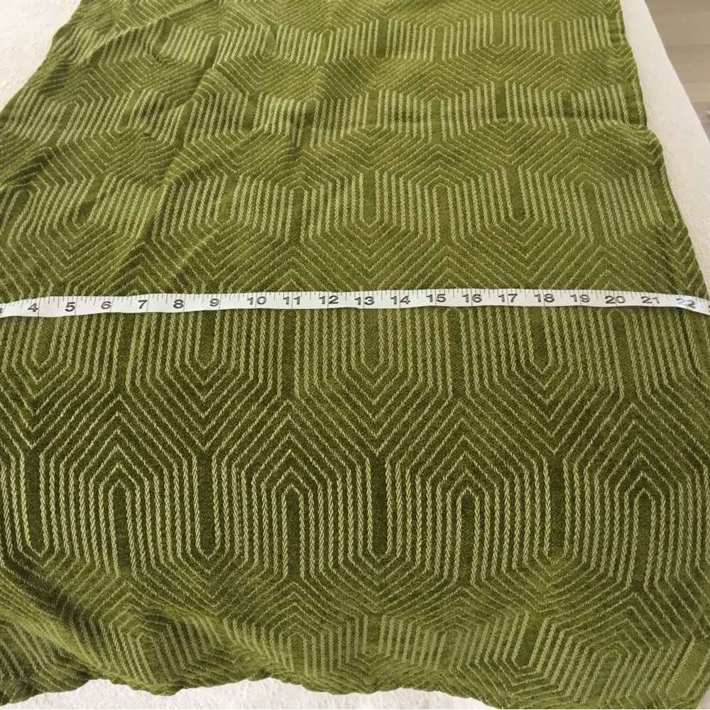 Richloom bed scarf runner - Picture 6 of 6